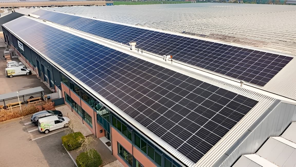 Een pand van PaalB met het dak vol zonnepanelen